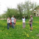 die Besuchergruppe im Garten